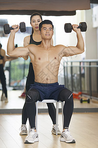 女性和男性一起在健身房练习力量图片
