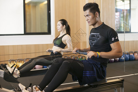 男性女性在健身房一起健身高清图片