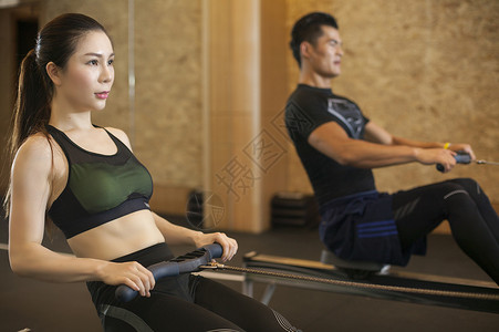 男性女性一起在健身房健美图片