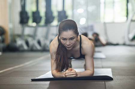 女性在健身房练习力量健身图片
