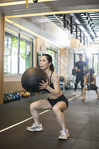 女性在健身房健身背景图片