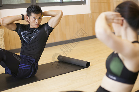 男性女性在健身房互动健身背景图片