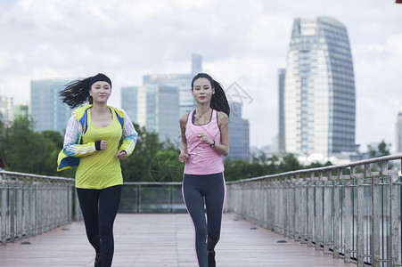 女孩在户外跑步锻炼背景图片