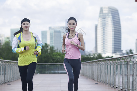 女孩在户外跑步锻炼图片