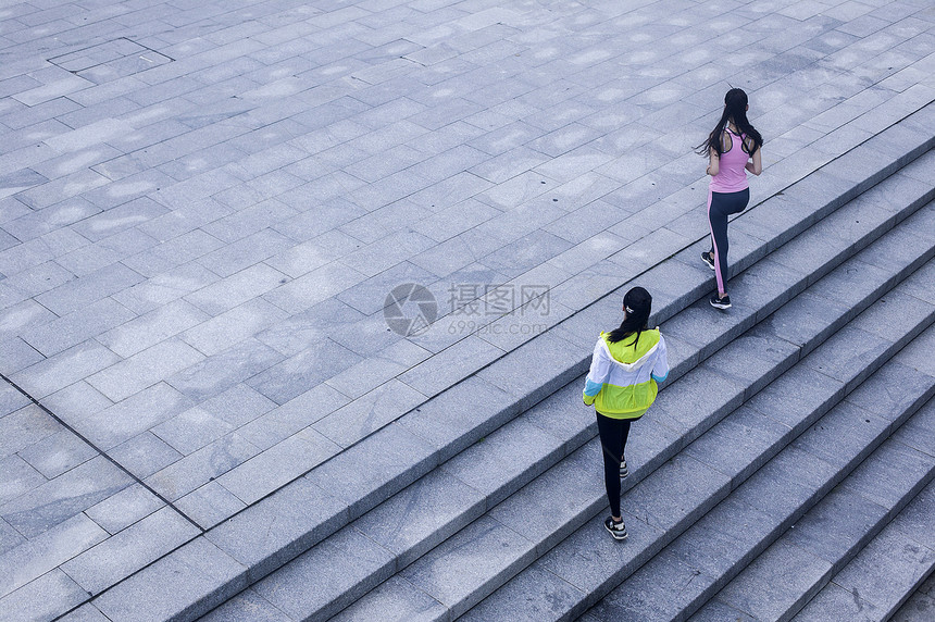 女孩在户外跑步锻炼图片