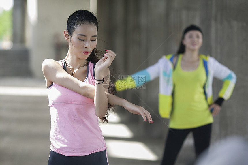 女孩在户外做热身运动图片