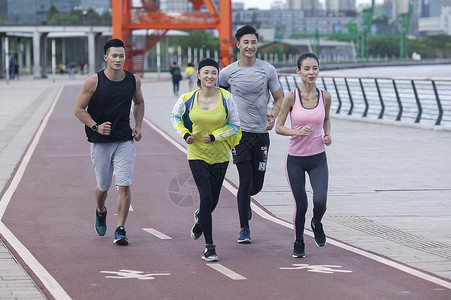 户外运动的男孩年轻男女在户外跑步锻炼背景