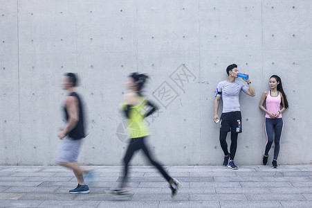 年轻男女在户外跑步锻炼背景图片