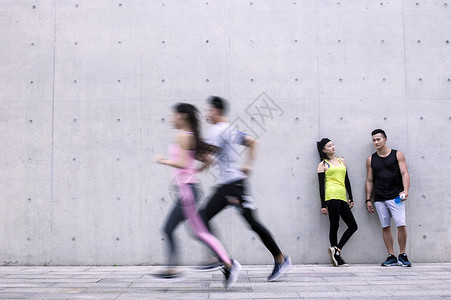 年轻男女在户外跑步锻炼背景图片