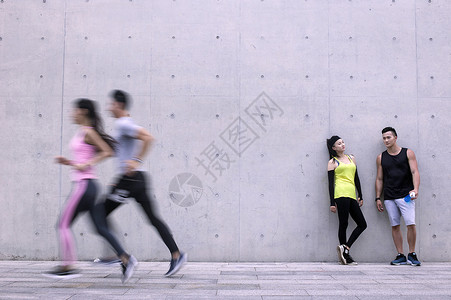 年轻男女在户外跑步锻炼背景图片