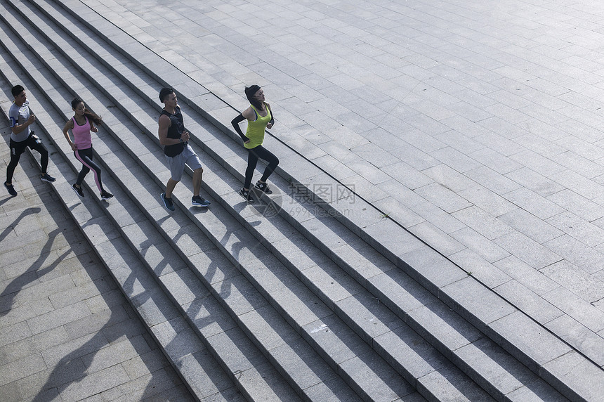 年轻男女在户外跑步锻炼图片