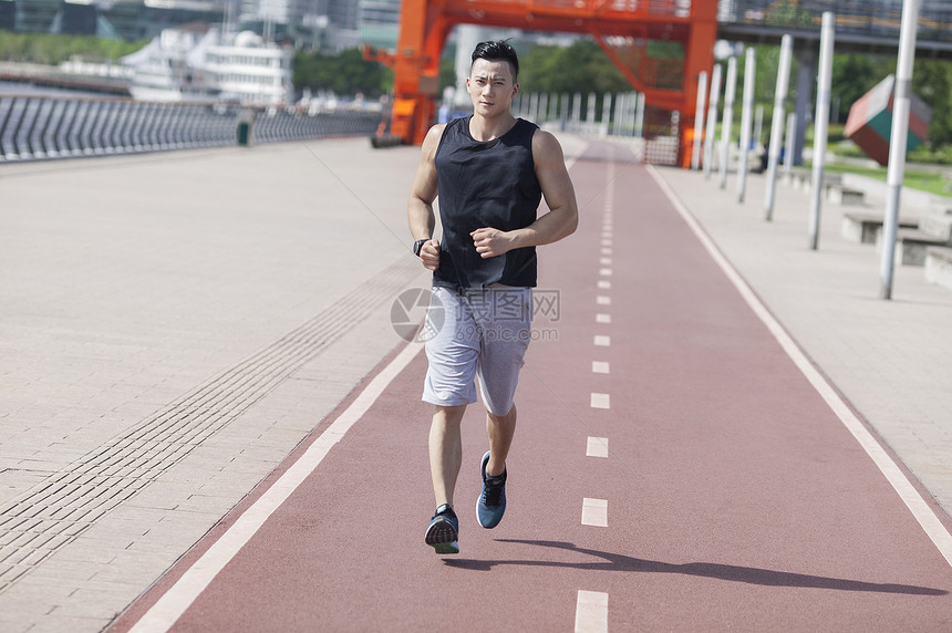 男孩在户外跑步运动锻炼图片