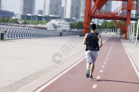 男孩在户外跑步运动锻炼图片