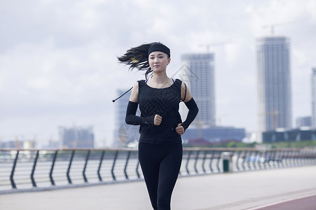 女性在户外跑步锻炼背景图片