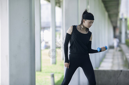 女性在户外锻炼力量背景图片