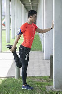 男性在户外运动场所做热身运动准备图片