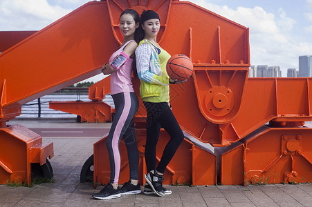 二个运动女孩在户外打篮球图片