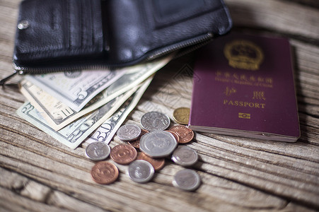 出境登机旅行时携带护照外币钱背景