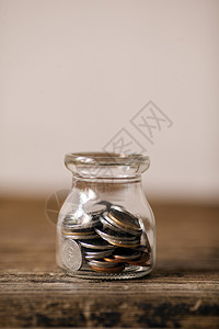 玻璃瓶里的硬币钱硬币放在玻璃杯里背景