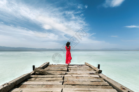 卡湖遥看风景的女子背景