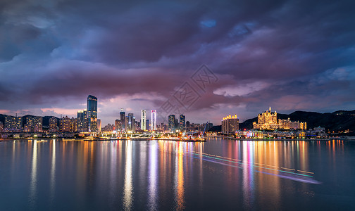 夜晚海景房海上城市建筑背景