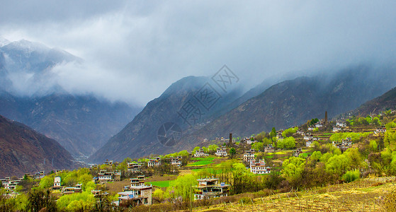 下雨前的山云雾下的藏寨背景