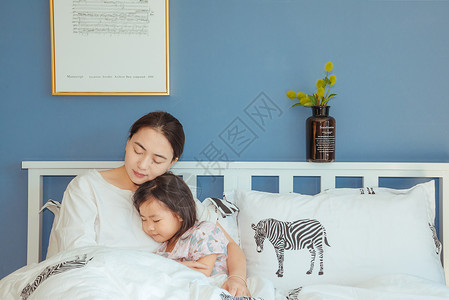 一家人睡眠家庭卧室温馨母女背景