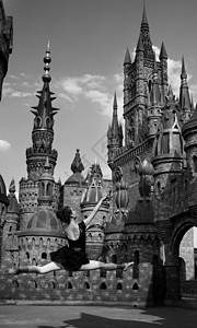 黑白艺术城堡上爱情高清图片