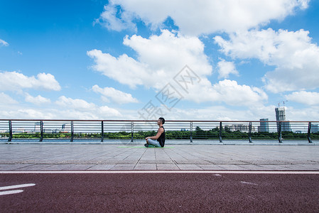 男子江边运动健身年轻男子健身背景