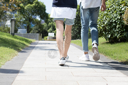 在公园散步的年轻情侣高清图片
