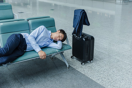 机场候机商务男士休息图片