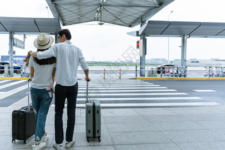 机场热恋情侣旅游出行图片