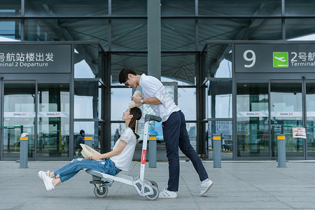机场热恋情侣旅游出行高清图片