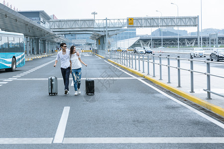 机场热恋情侣旅游出行图片