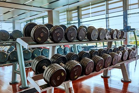 训练区宽敞明亮的健身房背景