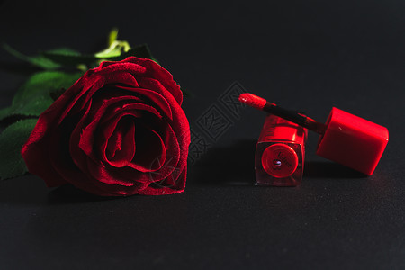 复古玩具车高贵的玫瑰与口红背景