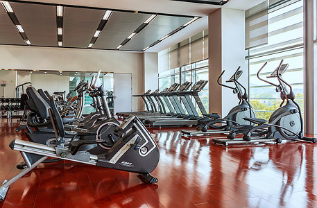 吹玻璃机宽敞明亮的健身房背景
