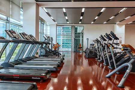 运动地板宽敞明亮的健身房背景