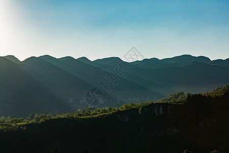 阳光照过山峰图片