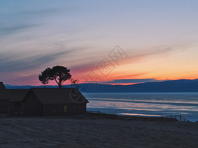 小房子建筑夕阳西下贝加尔湖背景