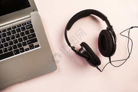 网络音乐耳机与笔记本电脑背景