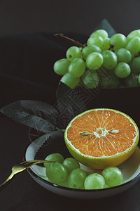 葡萄广告餐桌上摆放的水果与叉子背景