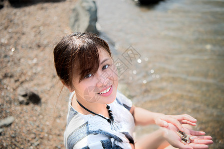 泳装美少女清晨海边捧水的美少女背景