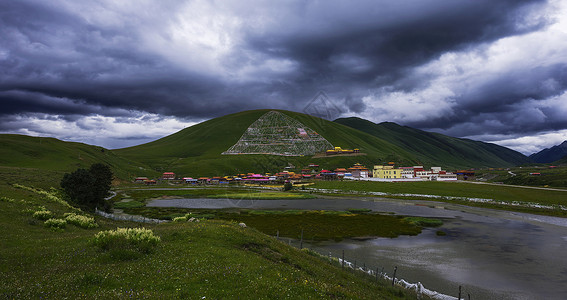 珠姆措草原的乌云背景