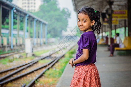 背景素材火车缅甸火车站可爱女孩的微笑背景