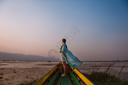 船背景素材湖上看日落的女孩背景