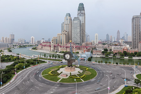 城市枢纽天津站广场世纪钟背景