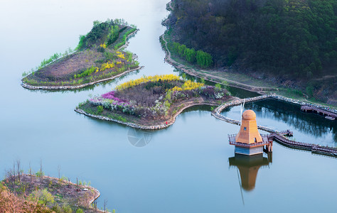 水上叶子湖面上的风车岛屿背景