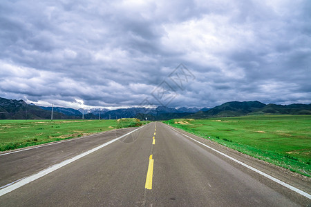 开车自驾新疆公路草原背景