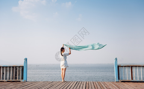 性感壁纸湖边美丽飘逸的女孩背景